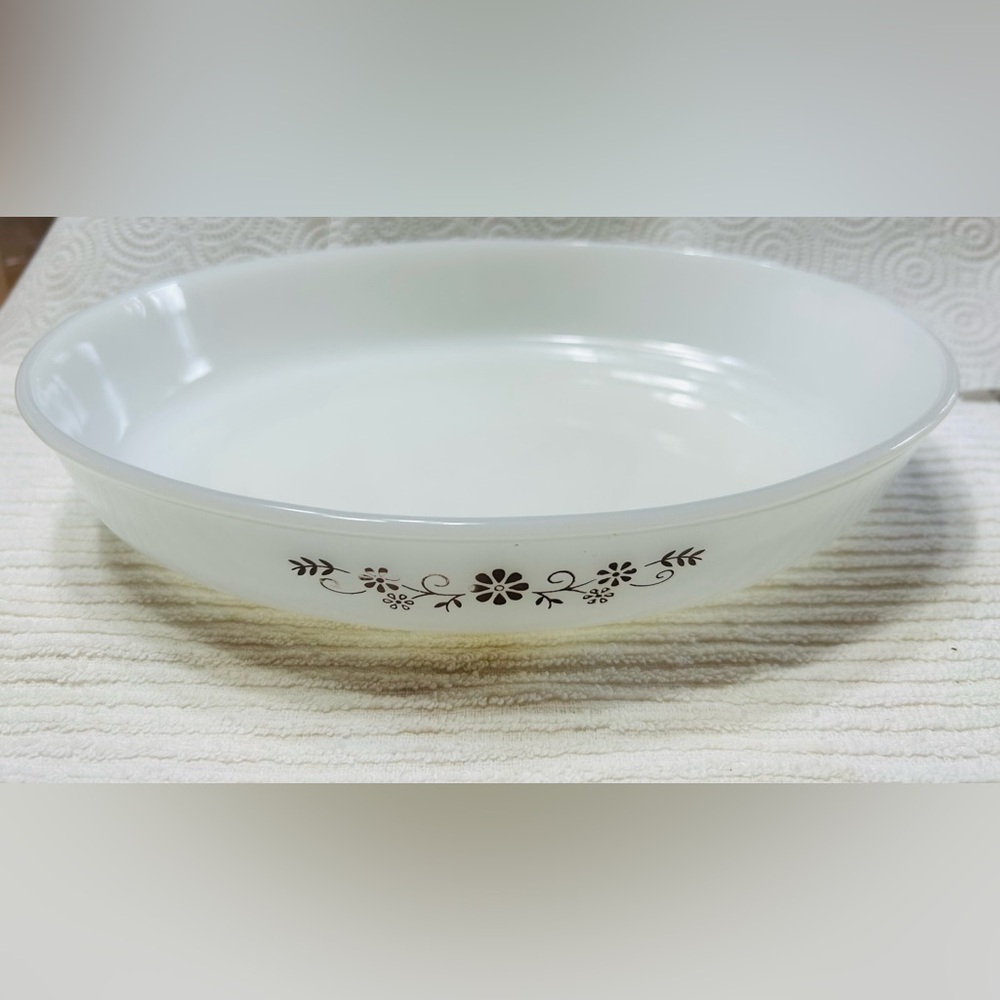 Vintage Dynaware pyr-o-rey milk glass oval baking dish. Brown daisy pattern.